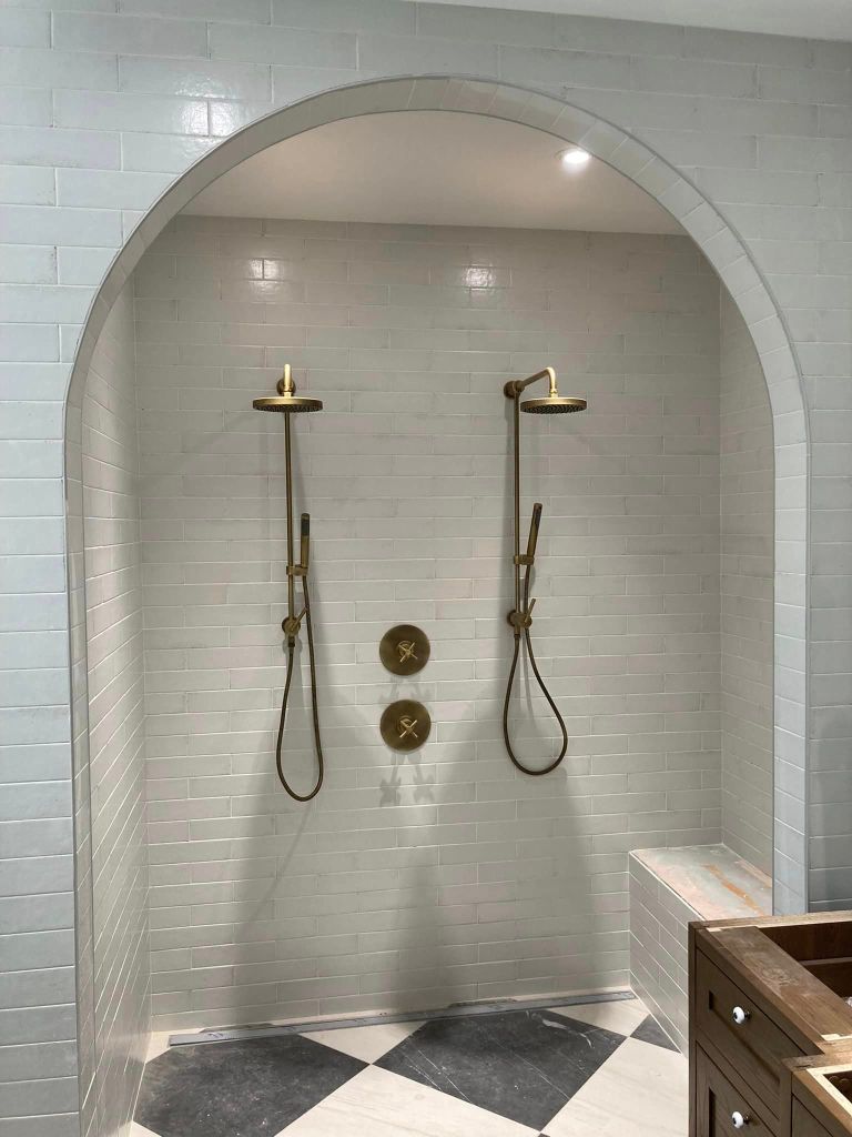 Douche de rêve, double pomme de douche, couleur or, carrelage blanc