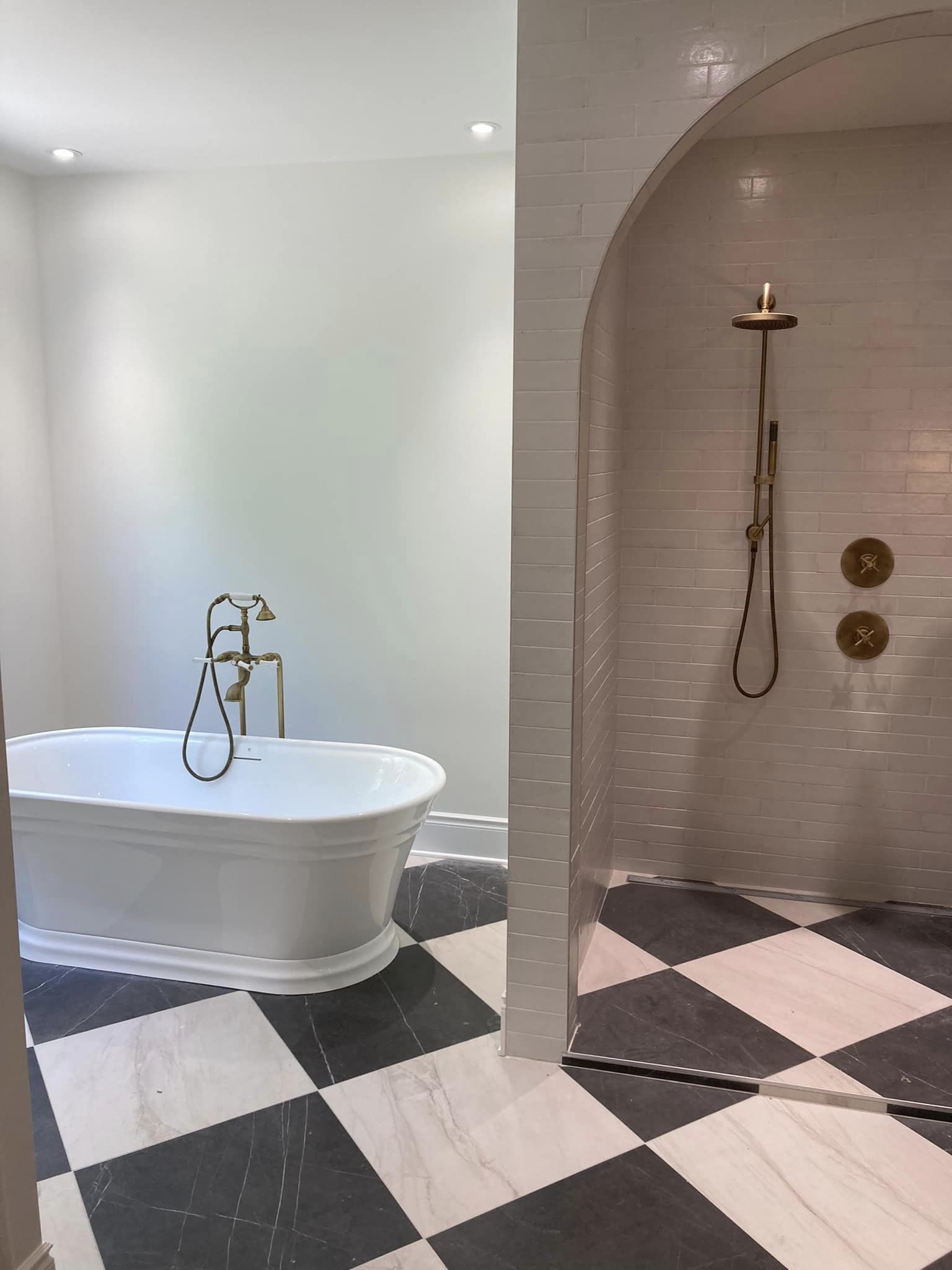 Salle de bain, douche et bain rénovés par LP mécanique du bâtiment