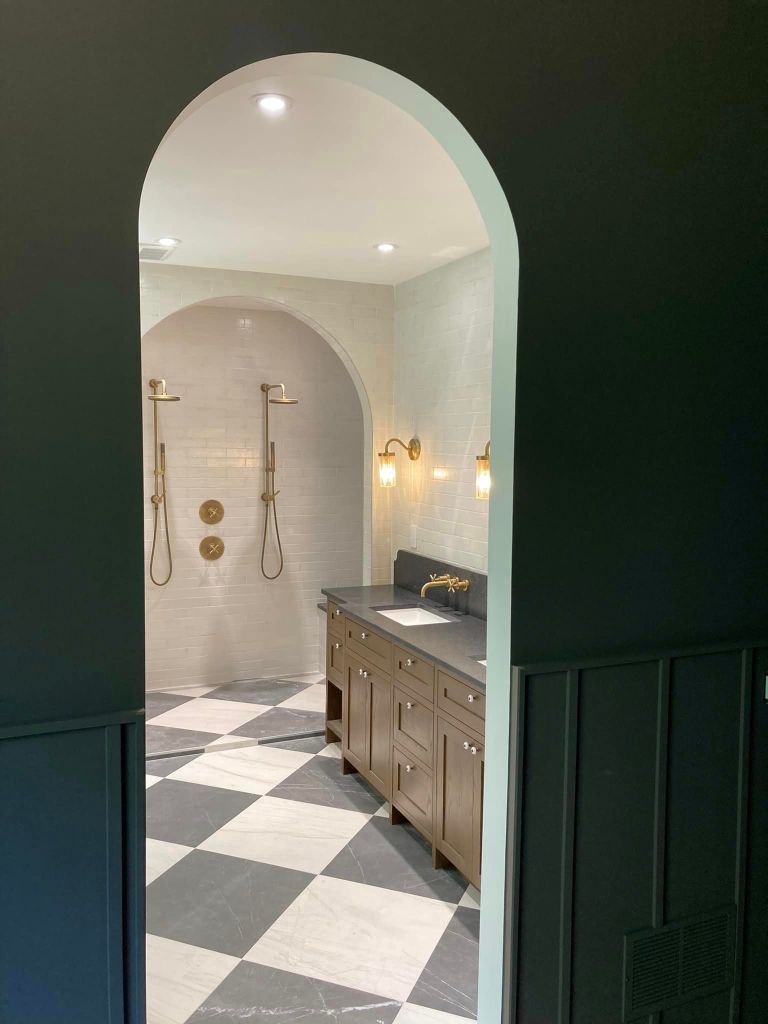 Salle de bain et douche luxueuse avec arche ronde pour entrer dans. la salle de bain