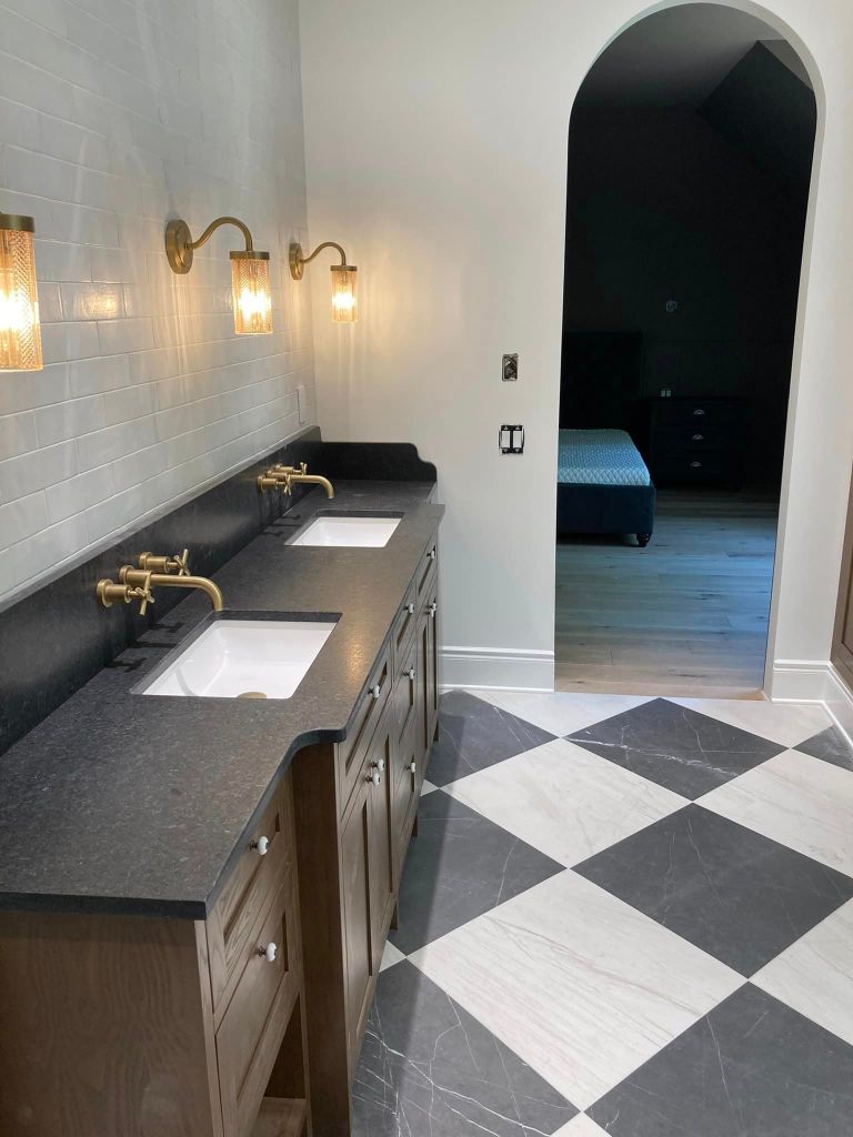 Salle de bain luxueuse avec arche ronde pour entrer dans. la salle de bain, robinet de couleur or