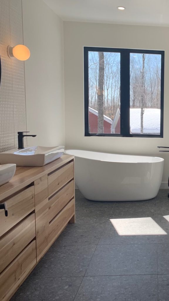 Salle de bain rénovée, luminosité, bain séparé, robinetterie couleur noir