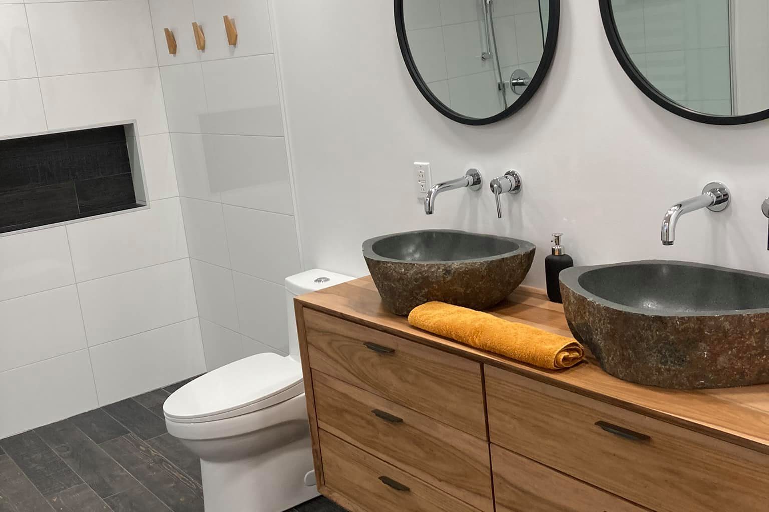 Salle de bain rénovée, lavabo en pierre