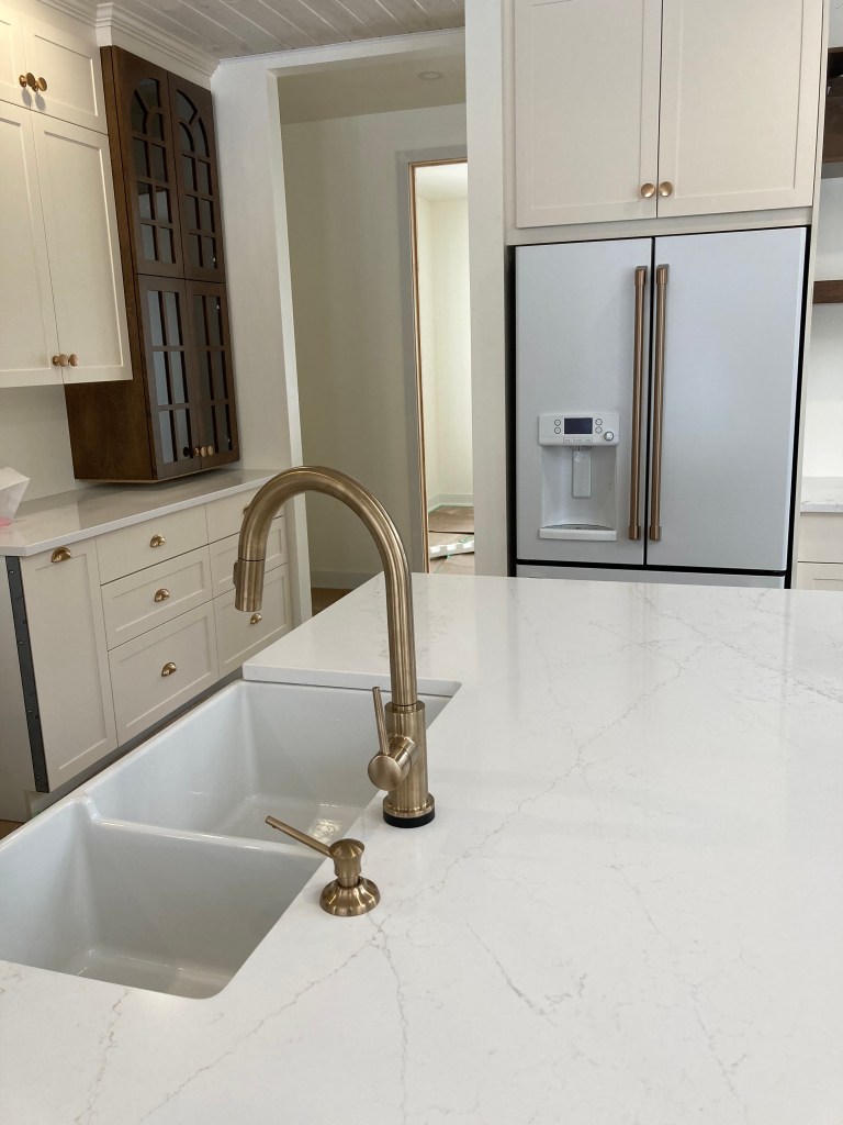 Cuisine de luxe avec robinet de couleur or